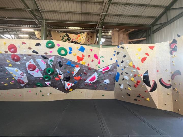 Fangen wir an mit Jenny, sie liebt kräftige Züge, Toehooks und der ein oder andere dynamische Zug darf bei Ihren Bouldern auch nicht fehlen.