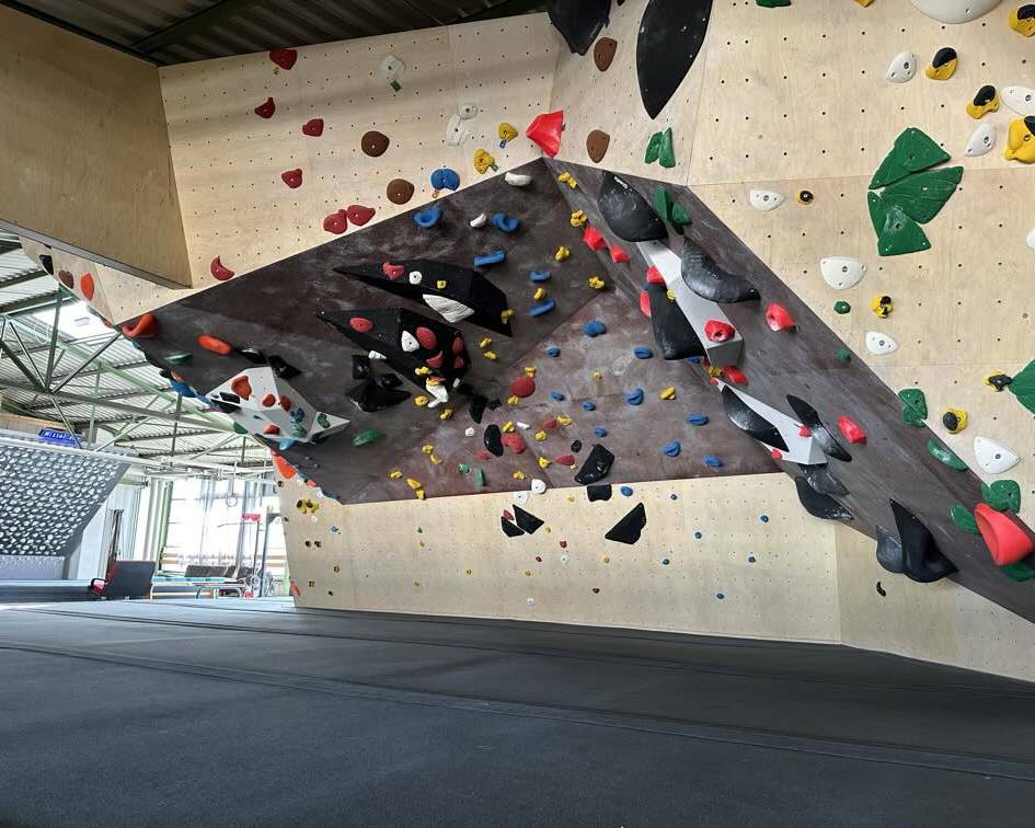 We proudly present new boulders at its steepest. Get in touch with the newest creations here at Boulderhalle Steil in Karlsruhe.
