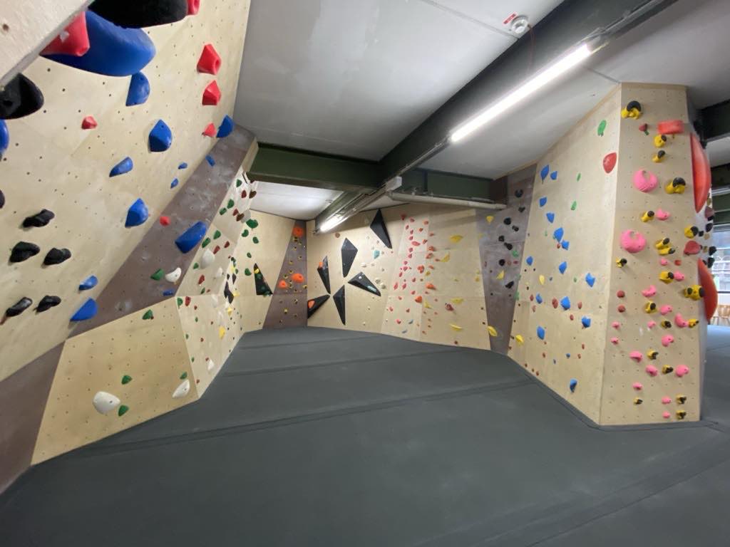 The end of the vacation is nearing fast, but no worries. Here at Boulderhalle Steil we keep you on track with new boulders for all sizes.