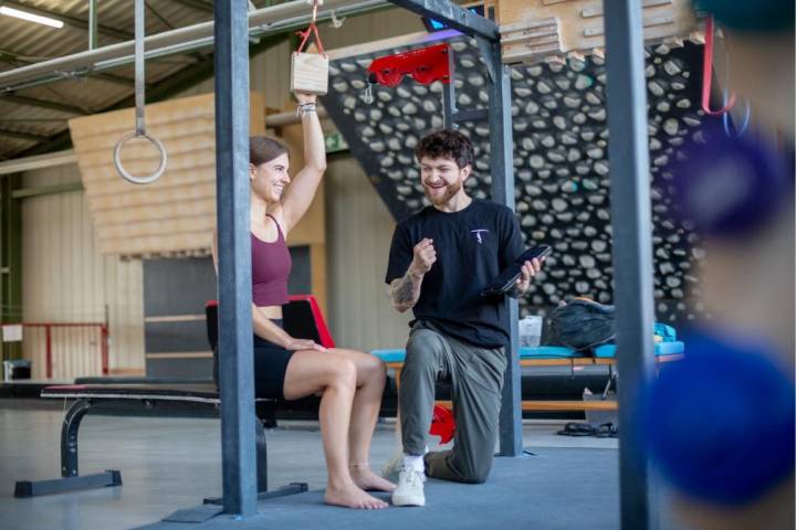 Die Boulderhalle Steil in Karlsruhe bietet 1 zu 1 Coachings an. Hier erhaltet ihr eine Individuelle Leistungsdiagnostik und einen auf eure Bedürfnisse zugeschnittenen Trainingsplan.