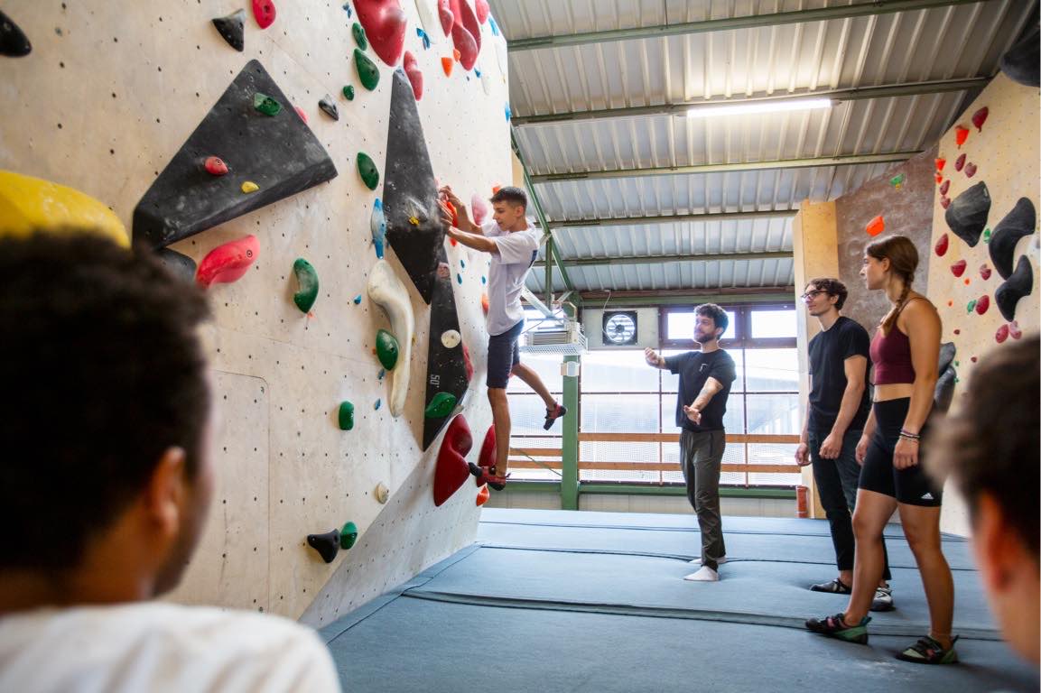 Die Boulderhalle Steil in Karlsruhe bietet Personal Trainings von speziell geschultem und qualifiziertem Personal um deine Leistung auf das nächste Level zu heben.
