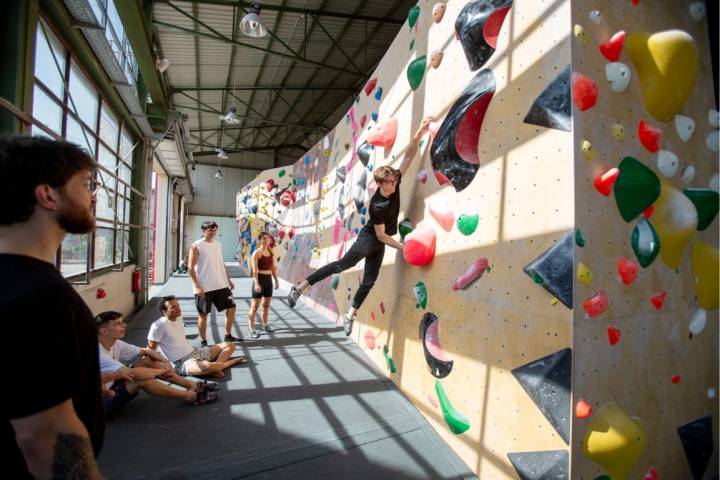 In der Bouldehalle in Karlsruhe können Kinder im Familienbereich nach Herzenslust bouldern. Nach absolviertem Boulderführerschein können sie dies auch in der gesamten Boulderhalle Steil tun.