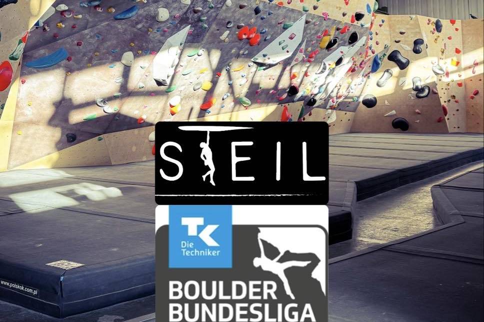 Steile Liga in der Boulderhalle Steil in Karlsruhe. Ein bild zeigt die Logos der Boulderhalle Steil in Karlsruhe und der Boulder Bundesliga. Im Hintergrund eine sonnenbeschienene Boulderwand mit Griffen in vielen Farben.
