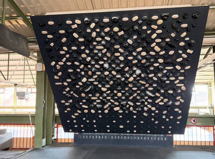 Das Tension Board 2 ist in der Boulderhalle Steil in Karlsruhe installiert. Dieses revolutionäre Trainingsboard beinhaltet sowohl Holz- als auch Plastikgriffe in schwarz. Eine LED in der Mitte jeden Griffs zeigt den aus der App gewählten Boulder an.