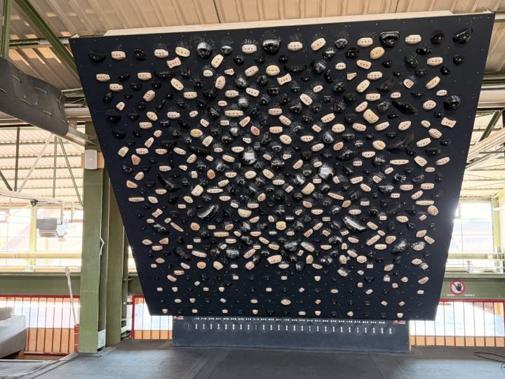Das Tension Board 2 ist in der Boulderhalle Steil in Karlsruhe installiert. Dieses revolutionäre Trainingsboard beinhaltet sowohl Holz- als auch Plastikgriffe in schwarz. Eine LED in der Mitte jeden Griffs zeigt den aus der App gewählten Boulder an.